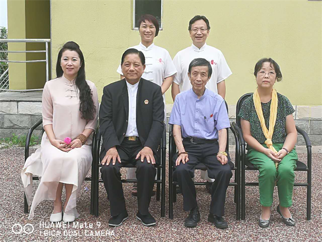 曾钰淇老师带领弟子叩拜恩师廖墨香先生